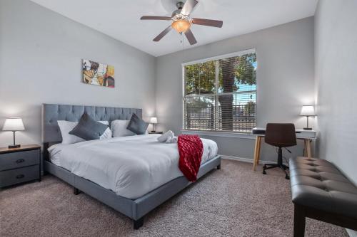 CozySuites Stunning 3BR Apartment At Cityplace - image 7