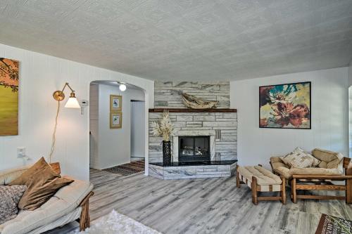 Stylish Dog-Friendly Bungalow Steps to Elk Lake in Elk Rapids, USA