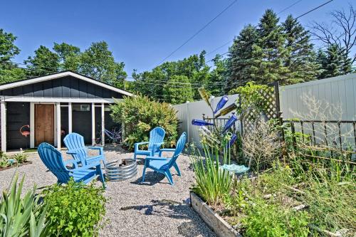 Stylish Dog-Friendly Bungalow Steps to Elk Lake in Elk Rapids, USA