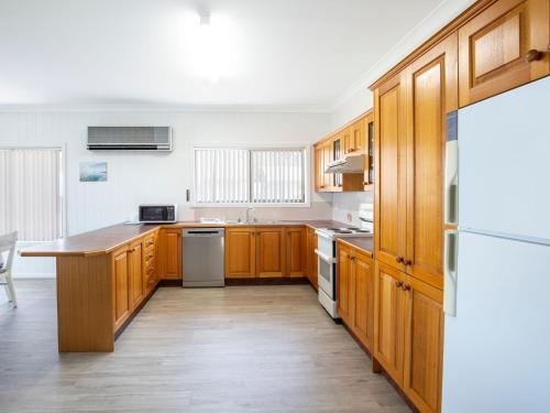 Bayview I Absolute Waterfront with Jetty I 5 Mins to Hyams Beach in Erowal Bay