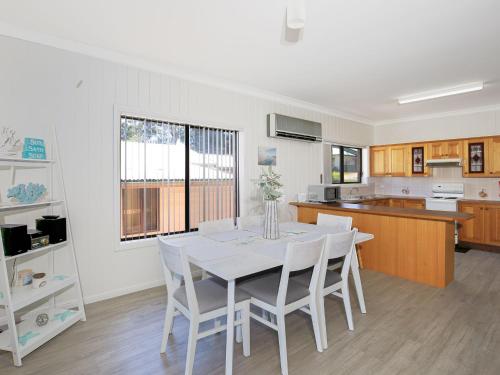 Bayview I Absolute Waterfront with Jetty I 5 Mins to Hyams Beach in Erowal Bay