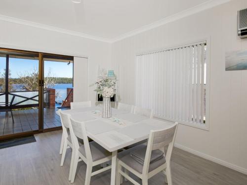 Bayview I Absolute Waterfront with Jetty I 5 Mins to Hyams Beach in Erowal Bay