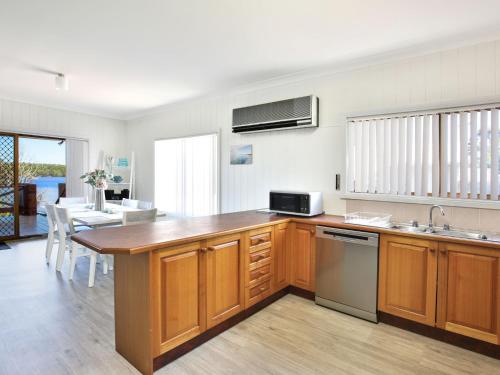 Bayview I Absolute Waterfront with Jetty I 5 Mins to Hyams Beach in Erowal Bay