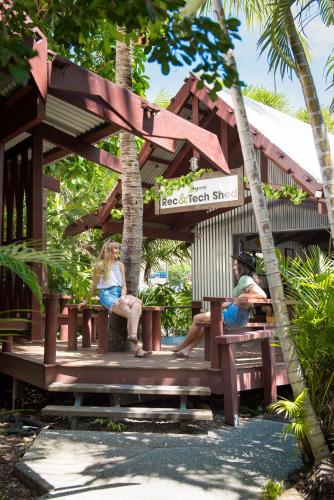 Közös társalgó / TV, Magnums Airlie Beach – Adults only. in Whitsunday Islands