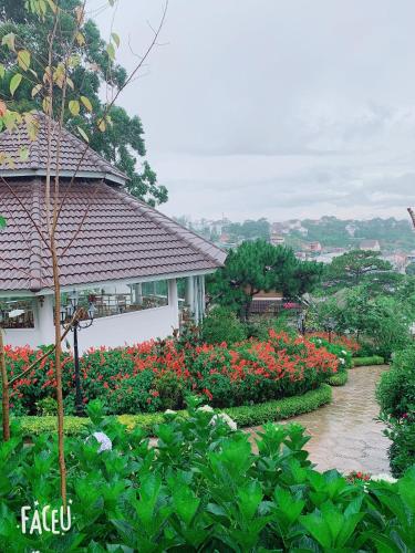 View, Bungalow Lam Phuong Cac Hill near Linh Phuoc Pagoda