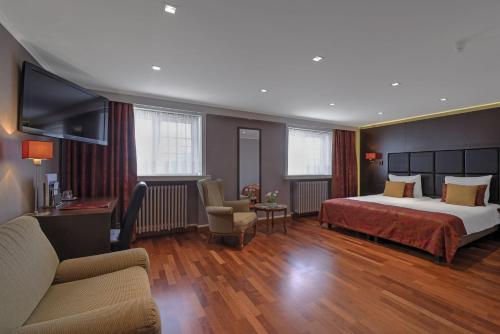 1 queen bed, 2 twin beds