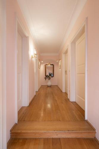 276404878 Der Schlosswirt zu Anif - Biedermeierhotel und Restaurant
