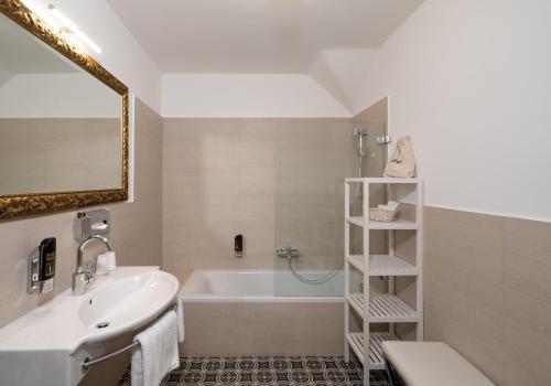 276405745 Der Schlosswirt zu Anif - Biedermeierhotel und Restaurant
