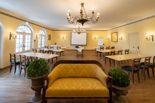 276408536 Der Schlosswirt zu Anif - Biedermeierhotel und Restaurant