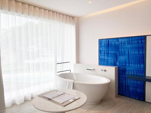 room detail thumbnail 2