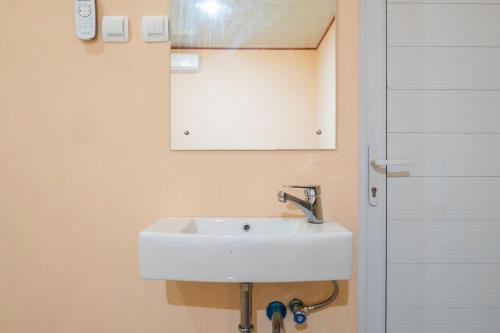 Bathroom, RedDoorz Syariah near Tugu Lampu Gentur Cianjur near Warung Nasi Alam Sunda