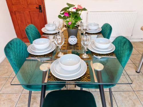 Beautiful entire house, close to Harry Potter Studios