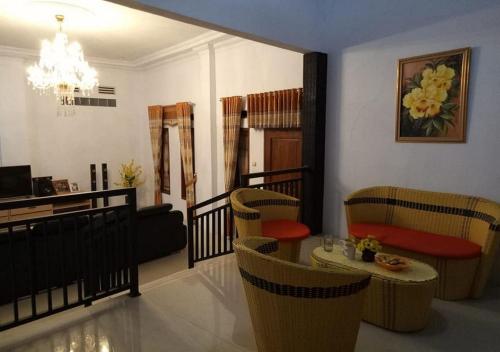 Homestay Kuning Ceria - Murah, Akses kota & wisata