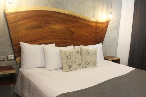 Suite Deluxe with Private Patio and Room Temperature Bathtub image 6