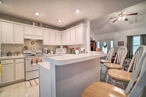 Charming Mountain Home with Deck in Blairsville! - image 4