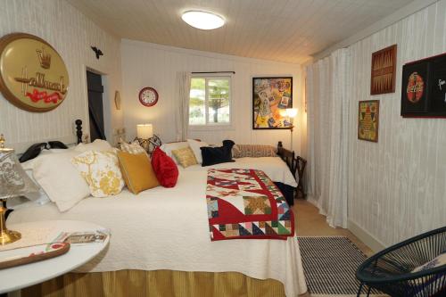 Evie's Hide-A-Way - image 11