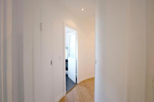 Place Saint Michel Apartment - image 8