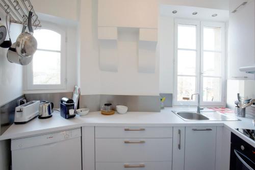 Place Saint Michel Apartment - image 13