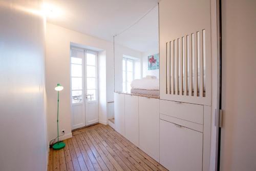 Place Saint Michel Apartment - image 12