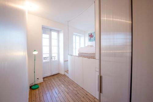 Place Saint Michel Apartment - image 9