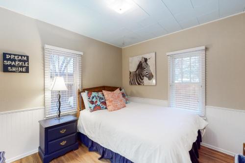 Charming Coeur d'Alene Vintage Family Cottage - image 8