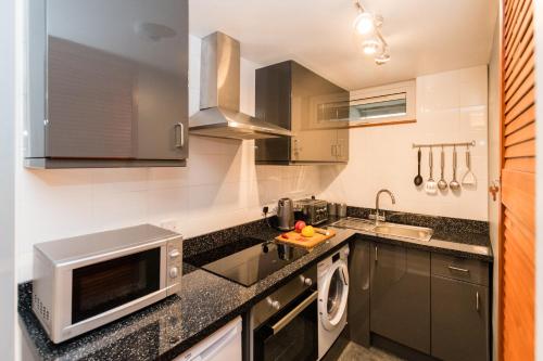 Tiện nghi, 1 Bedroom Newton Apartment l Free Parking l Wigan Royal Infirmary l Haigh Hall l Central Location in Wigan
