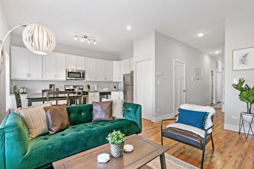 Minimalist 2BR Logan Sq Apt close to Train & Store - Milwaukee 2 photo 1