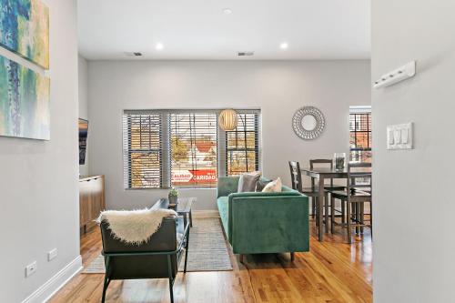 Minimalist 2BR Logan Sq Apt close to Train & Store - Milwaukee 2 photo 3