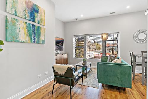 Minimalist 2BR Logan Sq Apt close to Train & Store - Milwaukee 2 photo 2