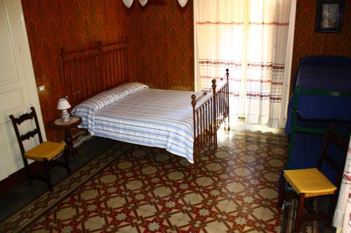 1 queen bed, 2 bunk beds