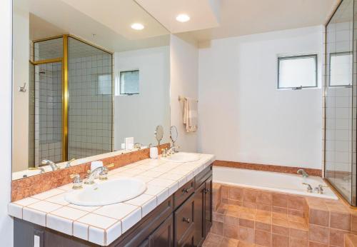 RIVER'S EDGE RETREAT by Exceptional Stays - image 6