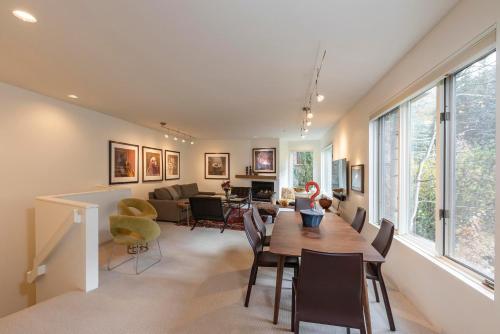 RIVER'S EDGE RETREAT by Exceptional Stays - image 7