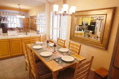 Silver Bear #20 Deluxe Upscale 2 Bed 2 Bath Condo Short Walk to Canyon Lodge Pet Friendly - image 4