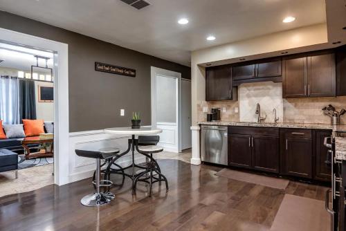 LOCATION LOCATION- 5 Bedroom SMART HOME - Firepit/Garage