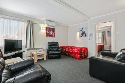 3 double beds, 2 twin beds