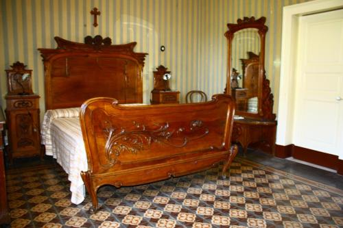 1 queen bed, 1 twin bed