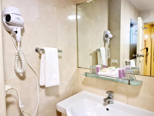 Twin Towers Inn - image 2