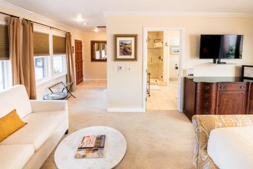276487969 Harbor House Inn