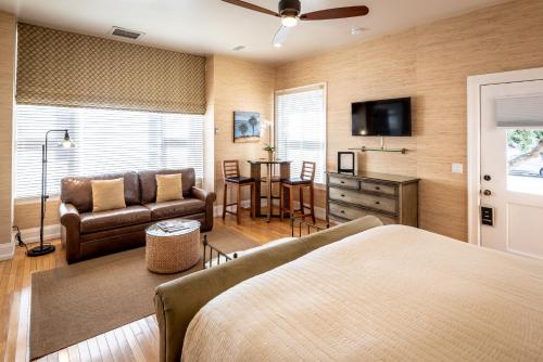 276488499 Harbor House Inn