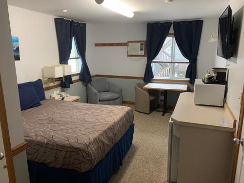 Queen Suite with Queen Bed
