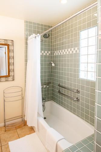 276491672 Harbor House Inn
