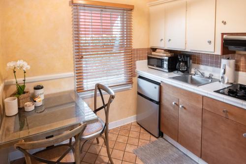 276492240 Harbor House Inn