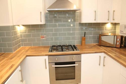 Large 3 bedroom apartment in gated development, Londyn