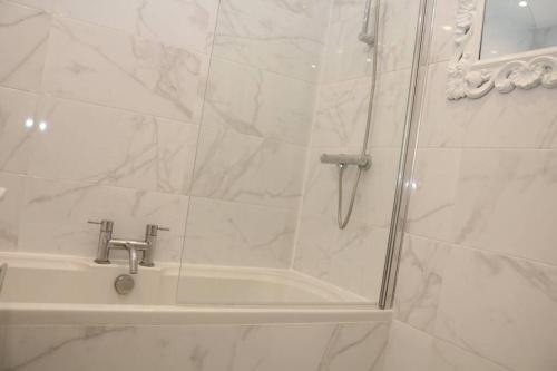 Large 3 bedroom apartment in gated development, Londýn (fotografie 5)