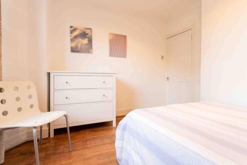 Large 3 Bedroom modern apartment close to central London