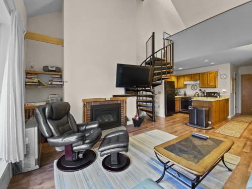 Sugarbush Mountainside Loft Condo - image 5