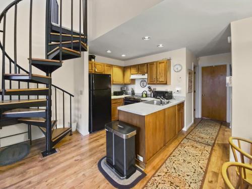 Sugarbush Mountainside Loft Condo - image 11