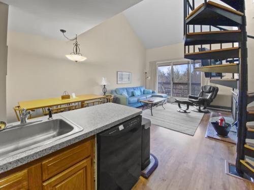Sugarbush Mountainside Loft Condo - image 13