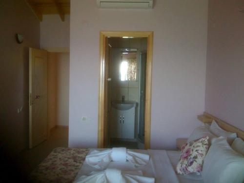Hotel Mola Room Type -  Deluxe Triple Room 