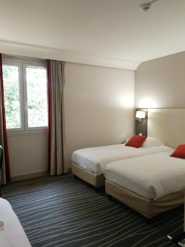 1 king bed, 1 twin bed